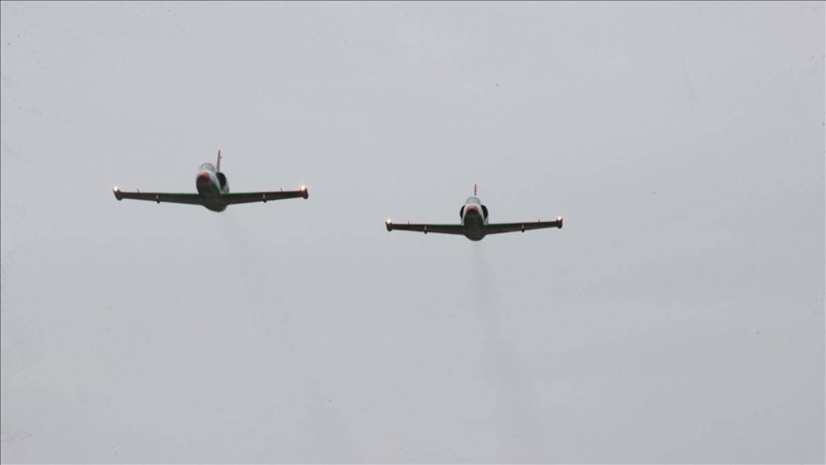 2 Ukrayna savaş uçağı havada çarpıştı