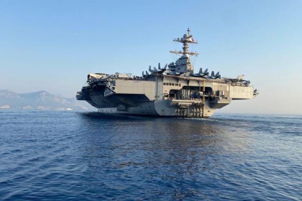 Dünyanın en büyük uçak gemisi Antalya Limanı açıklarına demirledi