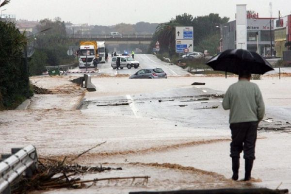 Şiddetli sağanak ve rüzgâr İspanya'da yaralanmalara ve maddi hasara yol açtı