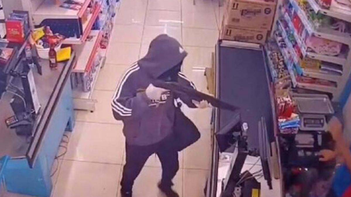 Zincir market şubesinde soygun; kendini vurdu