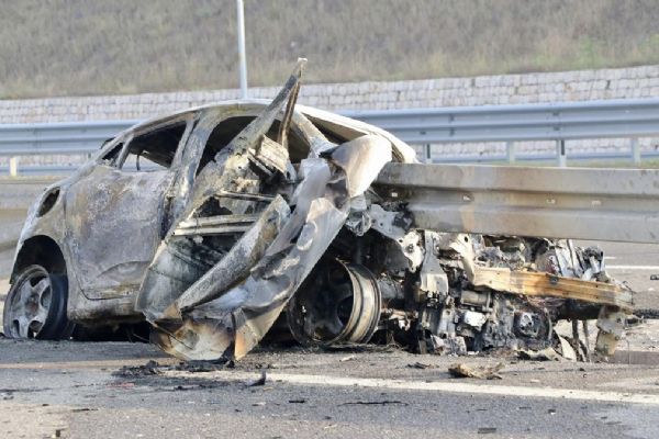 Kocaeli'nde feci kaza! Bariyere saplanan otomobilde can verdiler