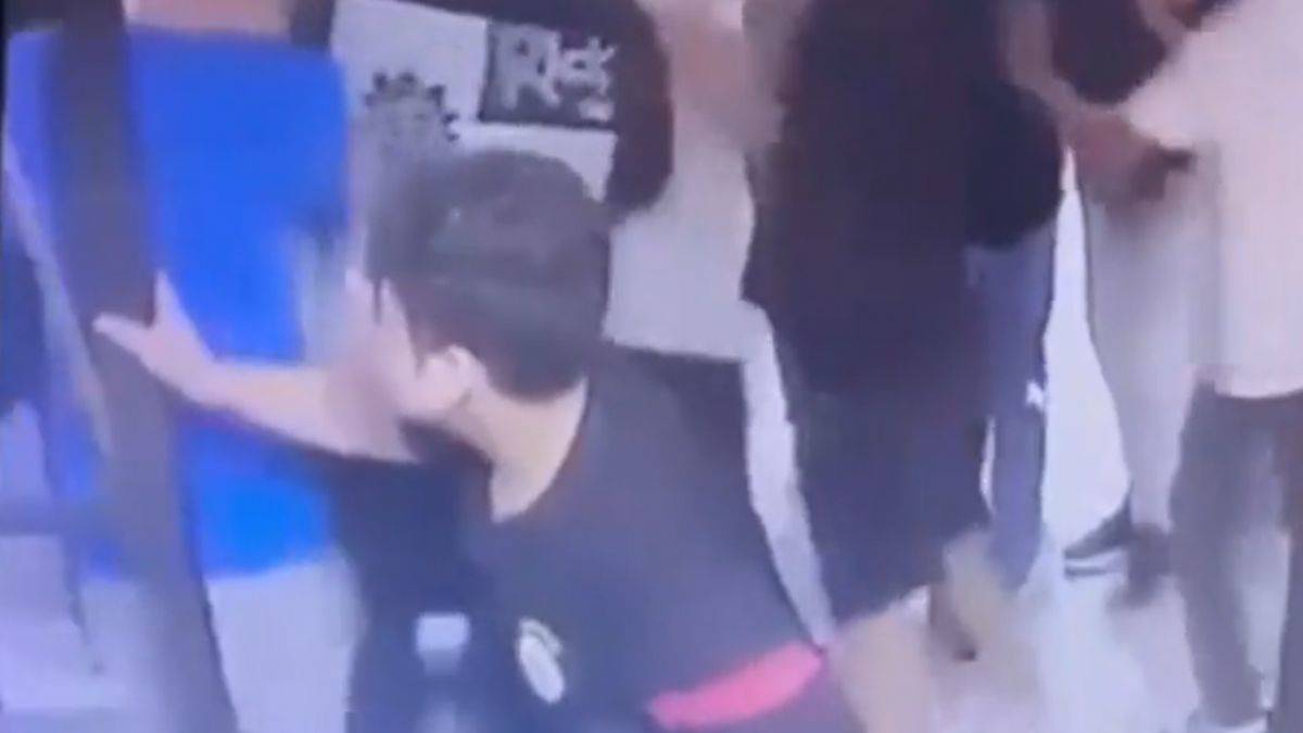 Halı sahadaki kavgada silahlı saldırı; 2 yaralı