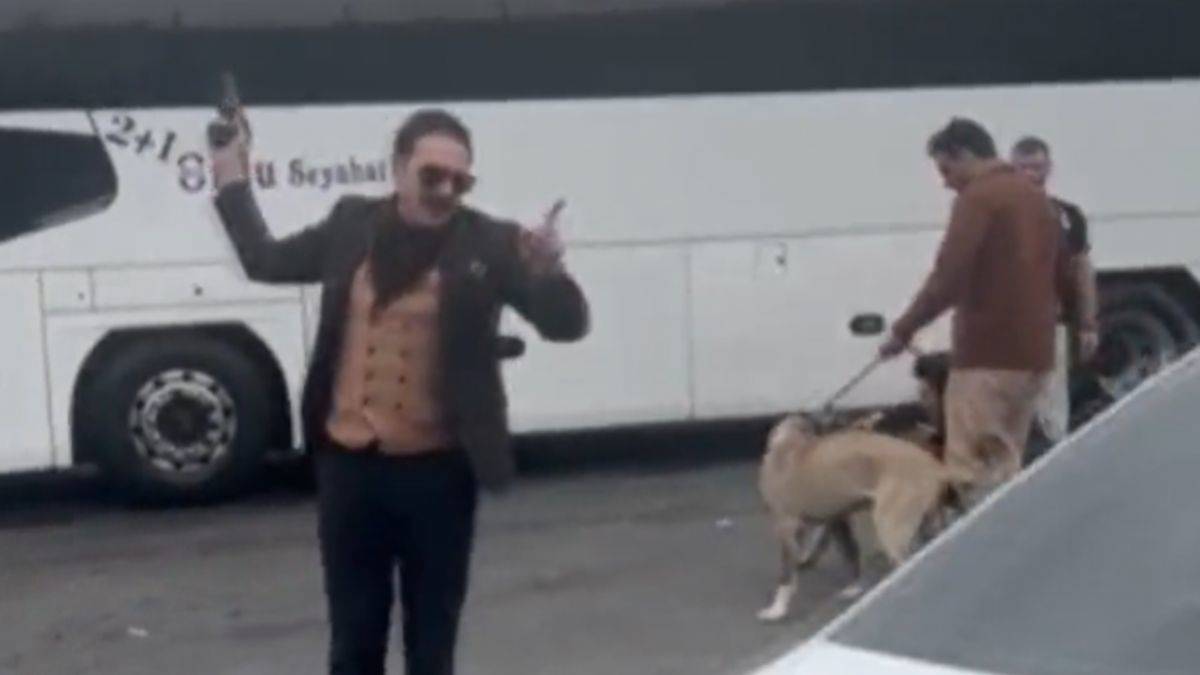 Otogarda elinde silahla küfürler savurdu: 'Herkesi keseceğim'