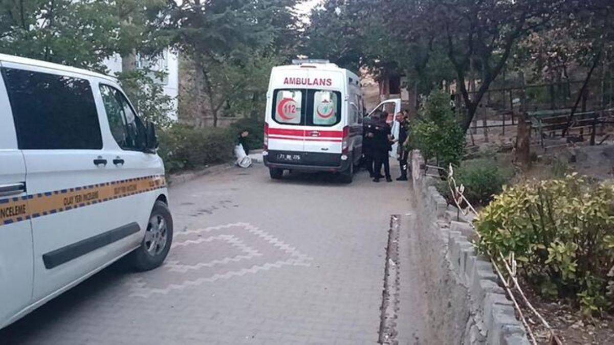 Eşiyle yakaladığı kişiyi silahla öldürdü