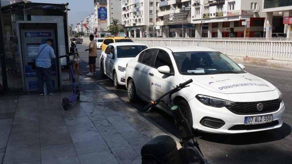 Kapısı açık unutulan araçtan para dolu çanta çalındı