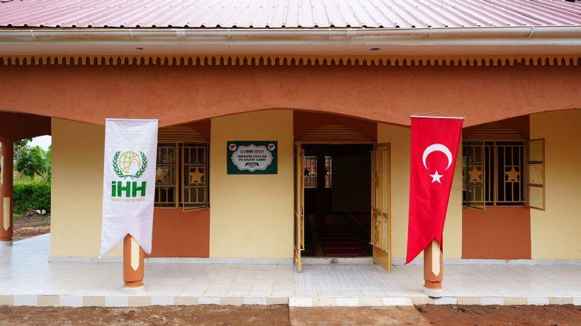 İHH Uganda’da cami ve su kuyusu inşa etti