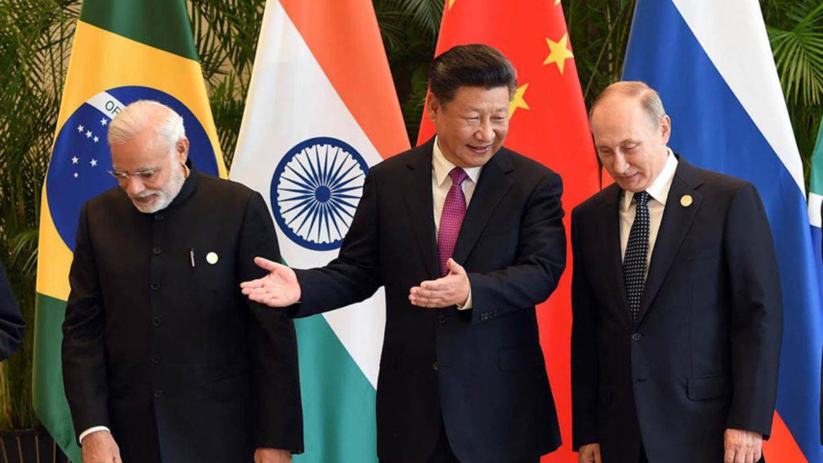 Hintliler Rusya'ya sıcak, Çin'e karşı soğuk