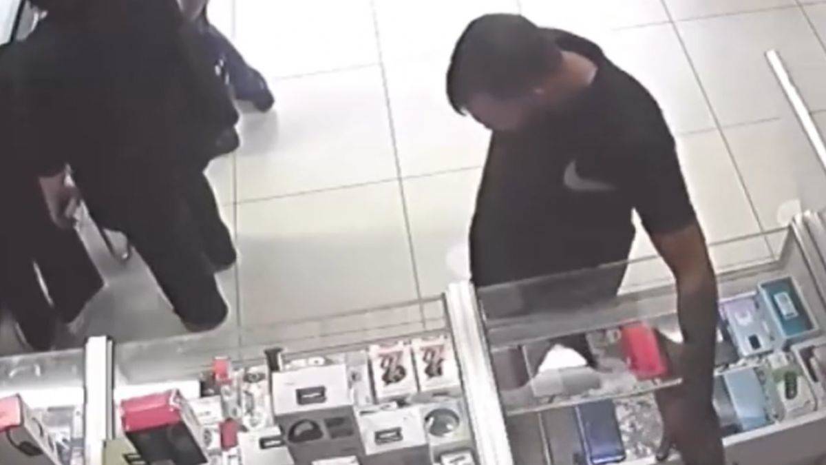 Müşteri gibi girdi, telefonu alıp kaçtı