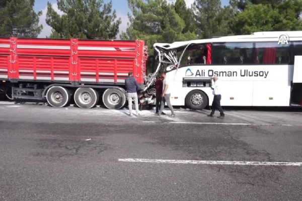 Yolcu otobüsü tıra çarptı! Sürücü ve muavin hayatını kaybetti