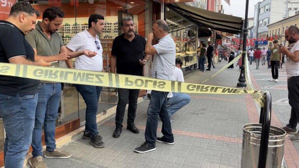 Caddede yürürken başına mermi isabet etti!