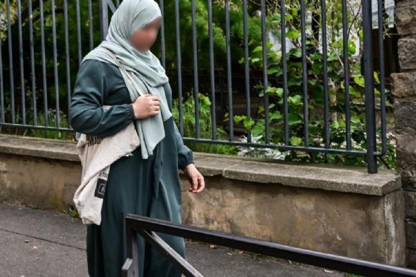 Fransa Müslümanları laiklik adı altındaki yasaklarla asimile etmek istiyor