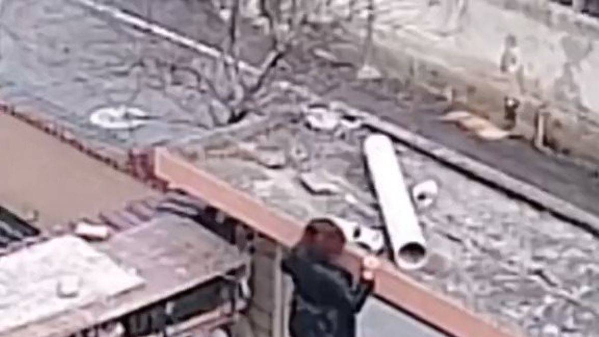 Garaj kapısını tamir eden bir annenin başına gelen kaza