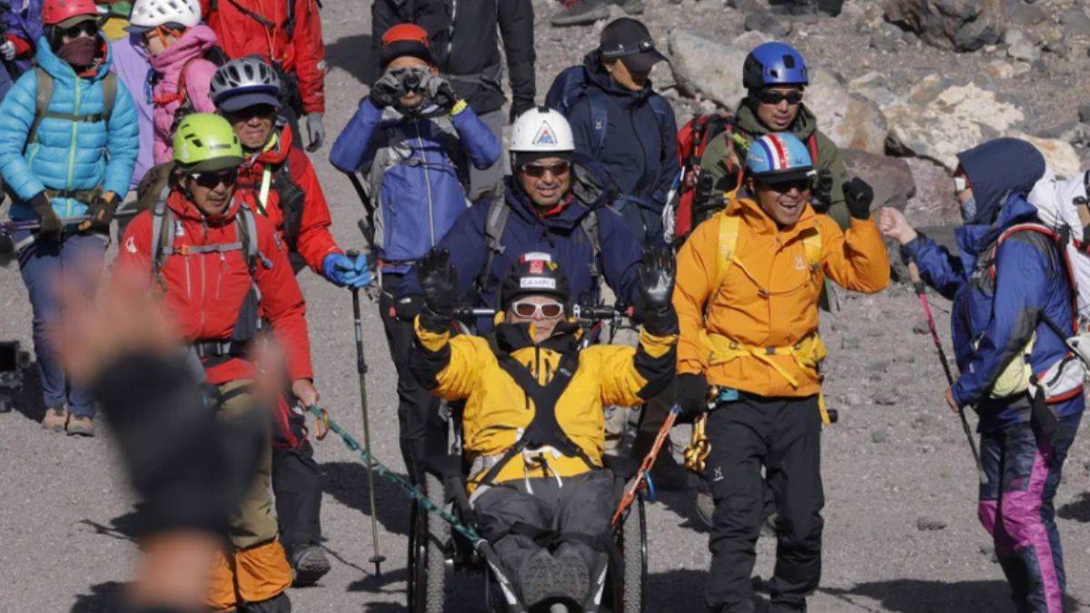 90 yaşındaki Japon, tekerlekli sandalyeyle Fuji Dağı'na tırmandı