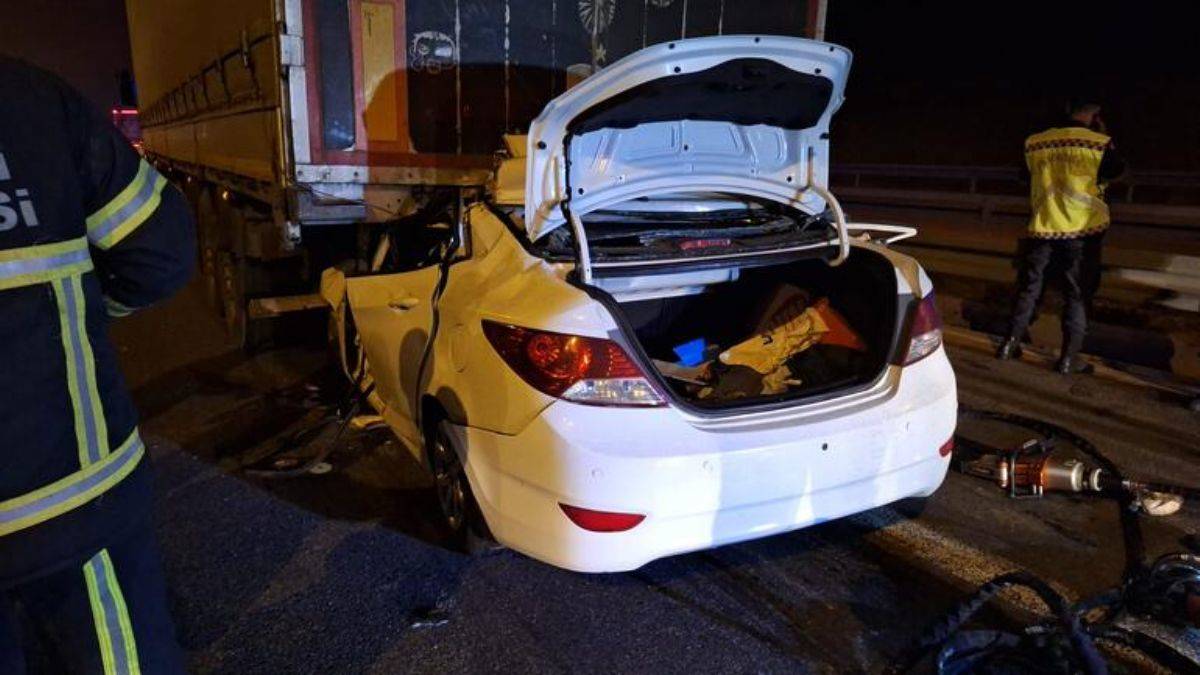 TIR'ın altına giren araçtaki genç sürücü öldü