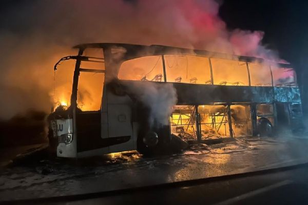 Seyir halindeki yolcu otobüsü alev alev yandı