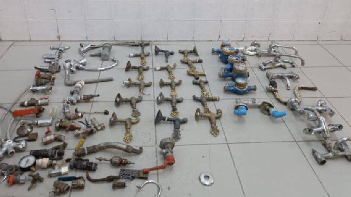 Mezarlık ve camilerden muslukları çaldılar