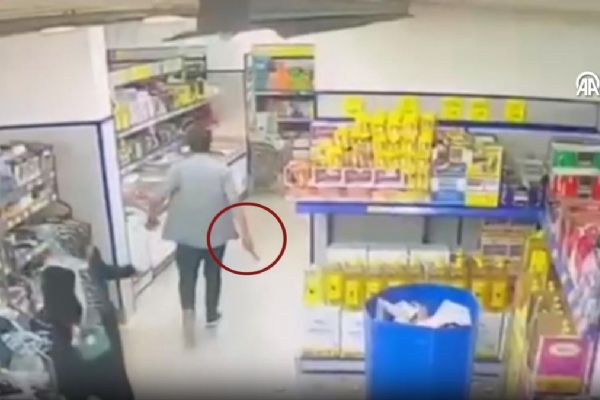 Market çalışanına bıçaklı saldırı kamerada