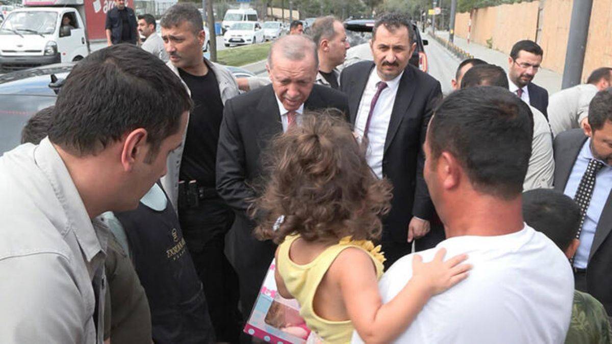 Erdoğan, çocuklara oyuncak ve harçlık dağıttı