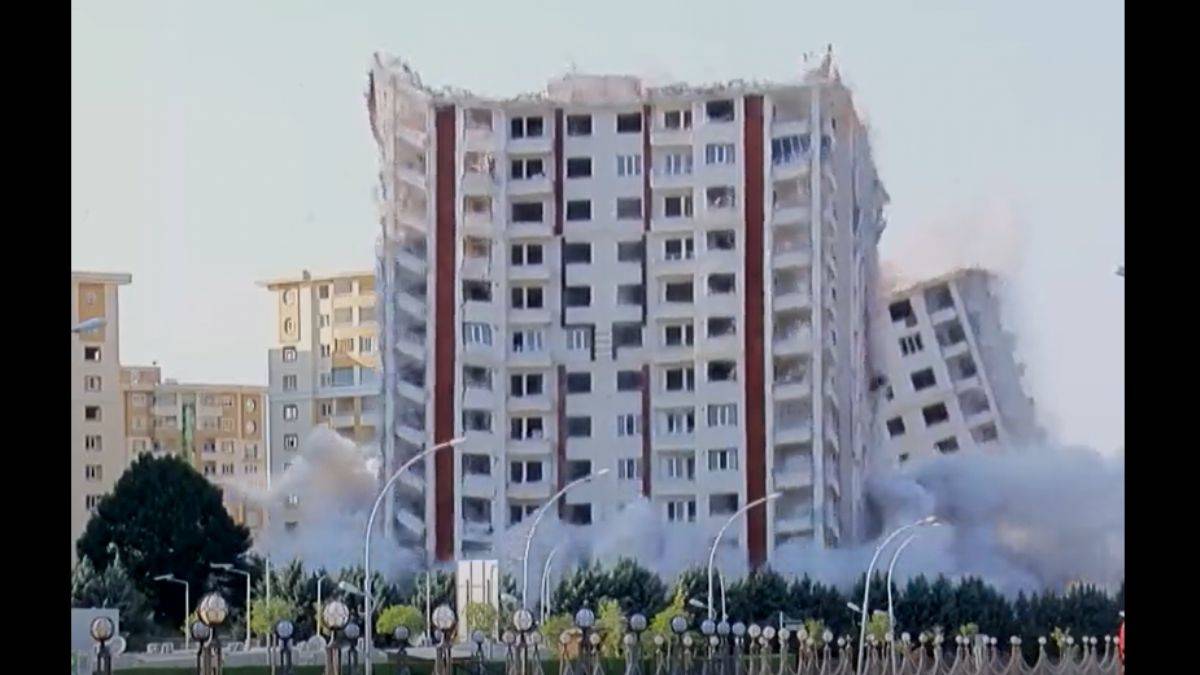 İki 'dikey mezar' daha patlatılarak yıkıldı