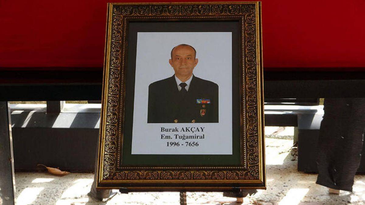 Emekli olduktan 2 gün sonra ölen Tuğamiral Akçay toprağa verildi