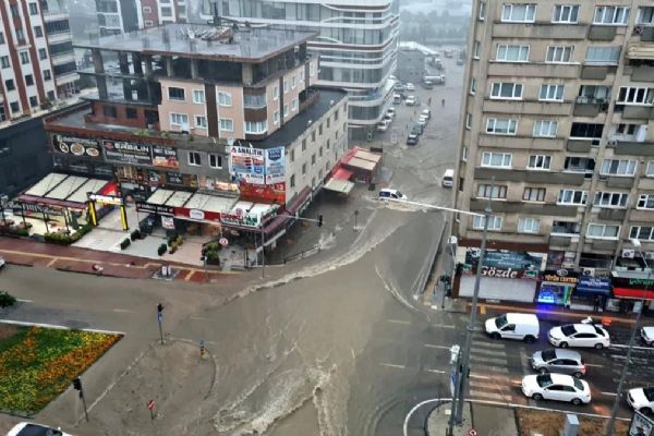Samsun'da şiddetli yağmur sebebiyle hayat olumsuz etkilendi
