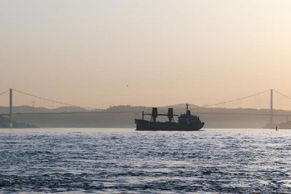 İstanbul Boğazı'nda gemi geçişleri askıya alındı