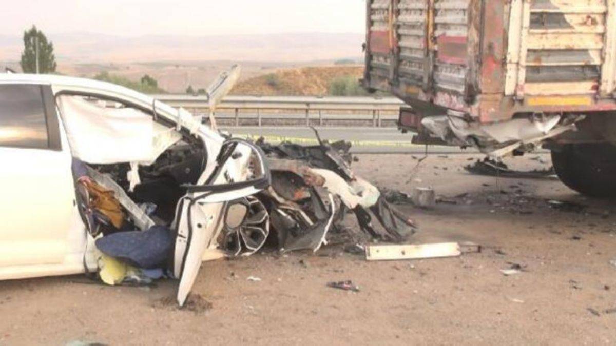 TIR'a arkadan çarpan araçta meclis üyesi öldü