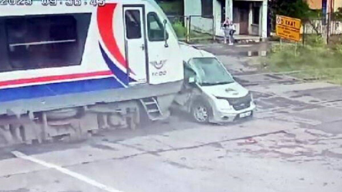 Tren ticari aracı biçti: 1 ağır yaralı