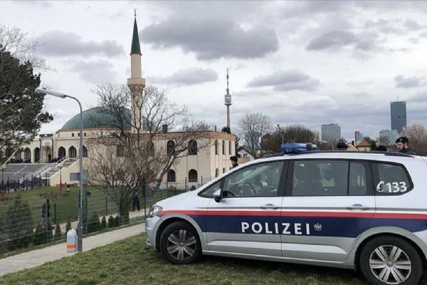 Camiye alçak saldırı! Girişe kesik domuz kafası bıraktılar