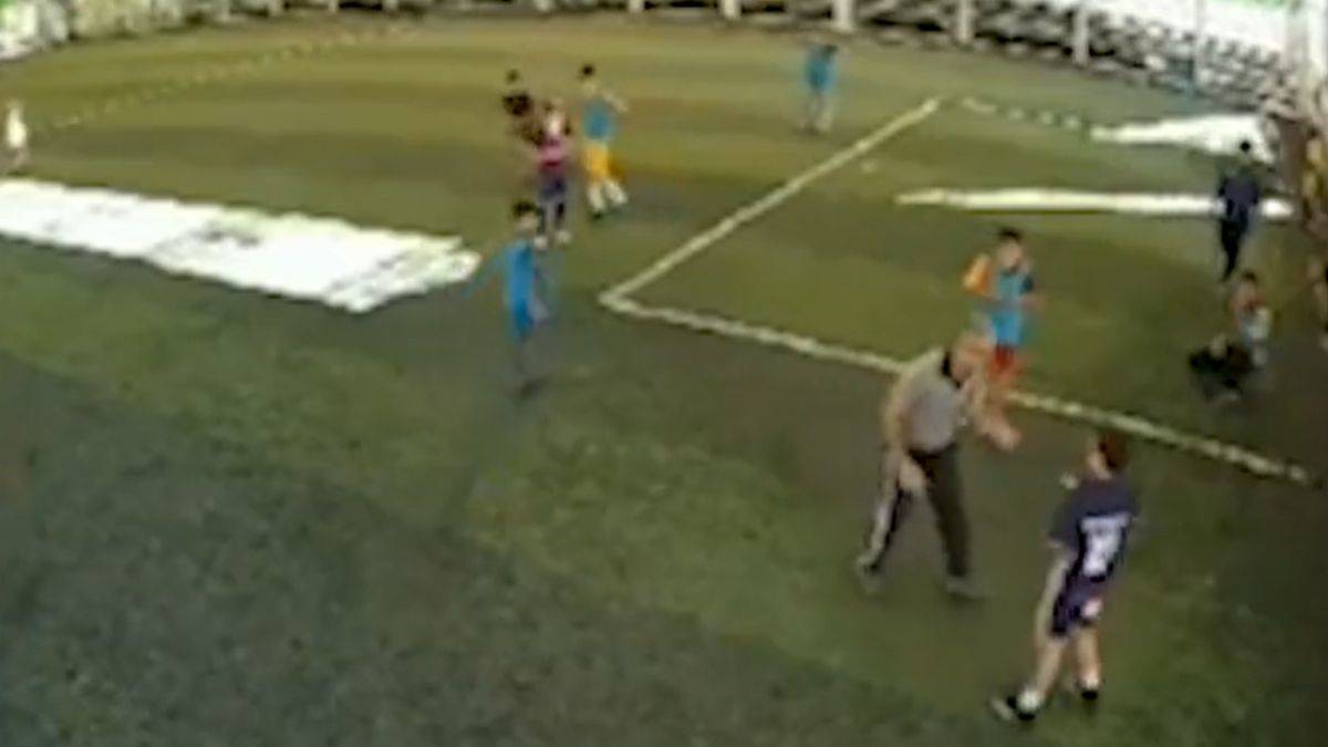 Antrenör, oğluna faul yapan çocuğu tekme tokat dövdü