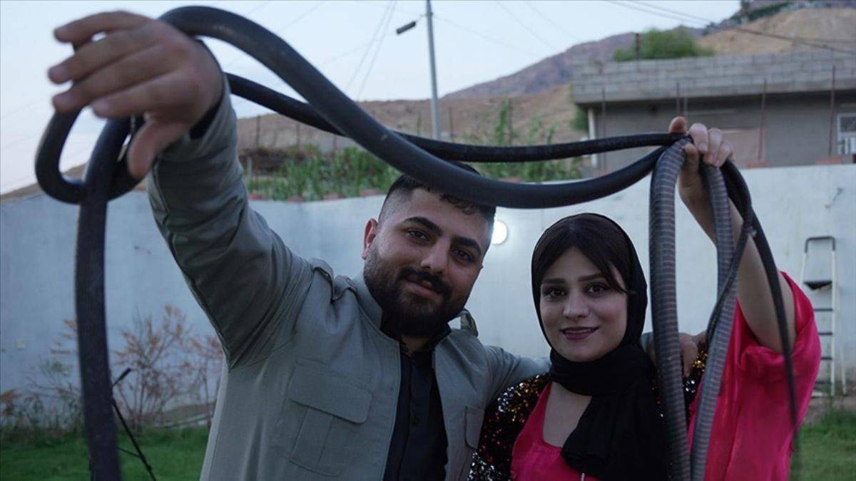 Evde yılan besleyerek geçiniyorlar