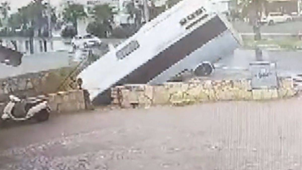 Dereye uçan midibüsün kaza anı görüntüleri çıktı