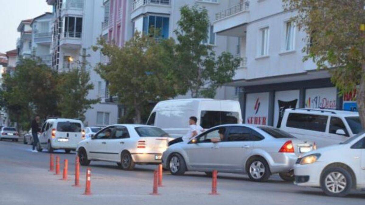 Araç kaputuna uzanarak öndeki aracı itti