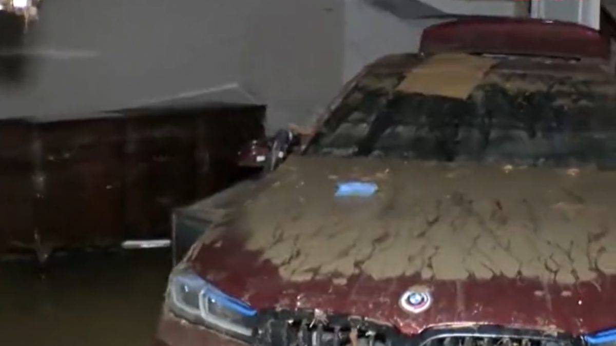 Sel araçları mağazaların içine sürükledi