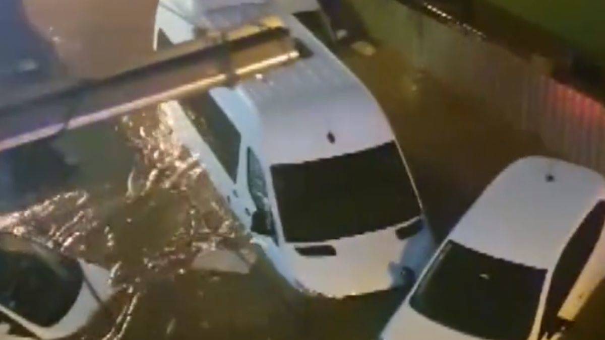 Sokakta selde yüzen araçlarını kurtarmaya çalıştılar