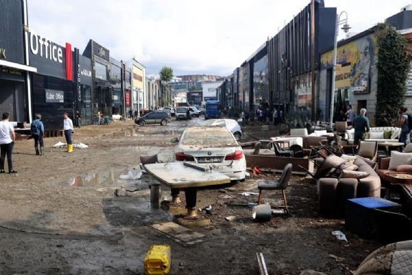 İstanbul'u sel vurdu! 3 ilçede ağır hasar