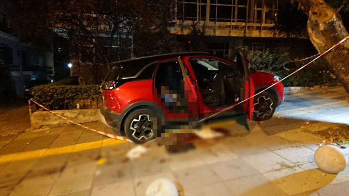 Ortağını eşinin yanında öldürdü