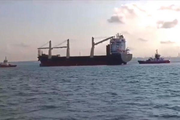 Arıza meydana gelen kargo gemisi Ahırkapı'ya demirletildi