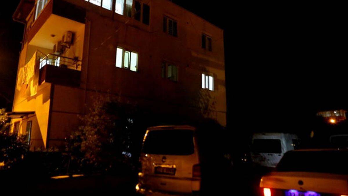 7 yaşındaki oğlunun boğazını keserek öldürüp intihar etti