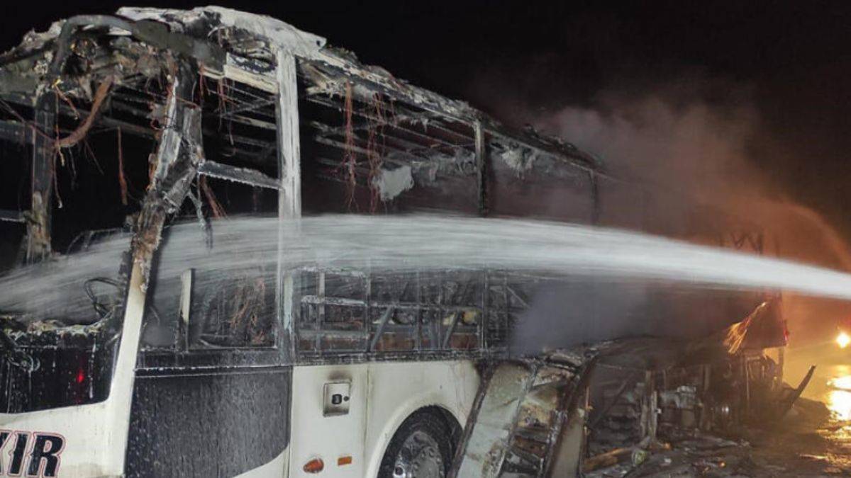 Seyir halindeki yolcu otobüsü yandı