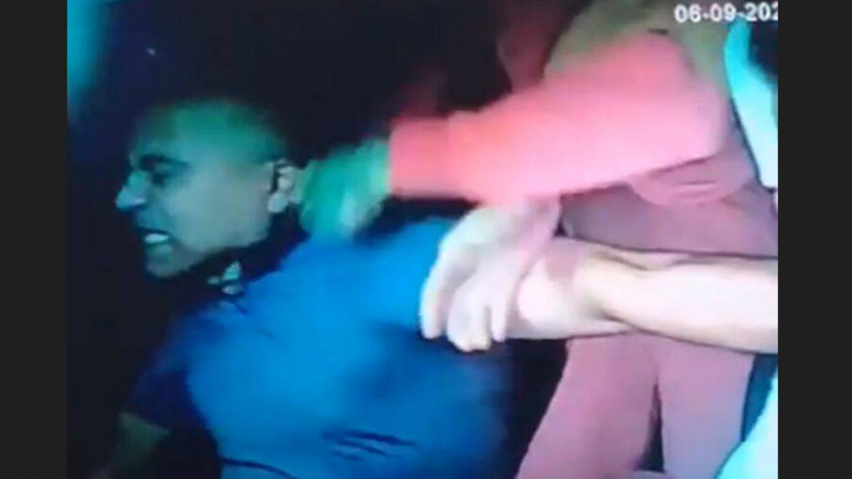 Silahlı iki kişi taksiciyi öldüresiye dövdü