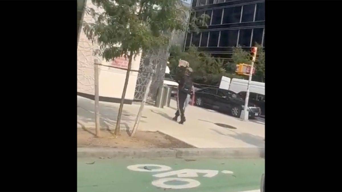 New York'taki Türkevi önünde Kur'an'a saldırı