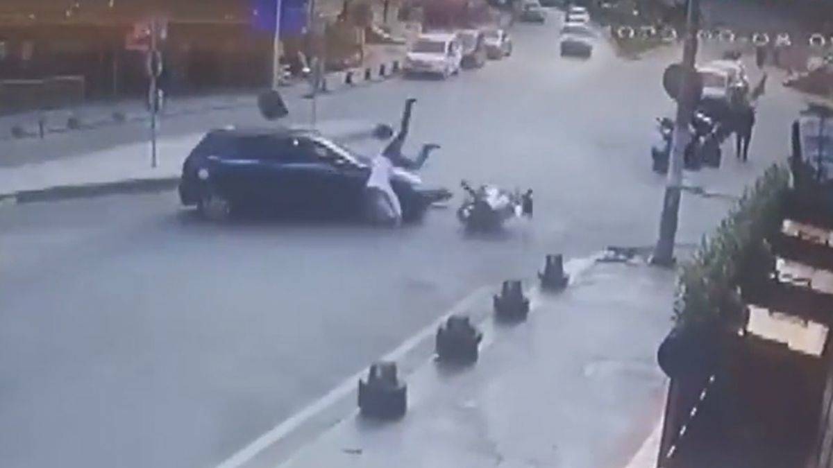 Otomobil, kavşakta motosiklet sürücüsüyle çarpıştı