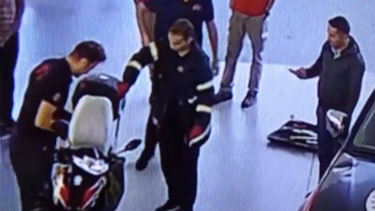 Motosikletin selesinin altından yılan çıktı