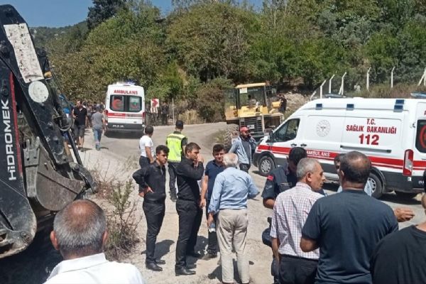 Freni arızalanan kamyon cenaze namazı kılanlara çarptı: Çok sayıda ölü ve yaralı var