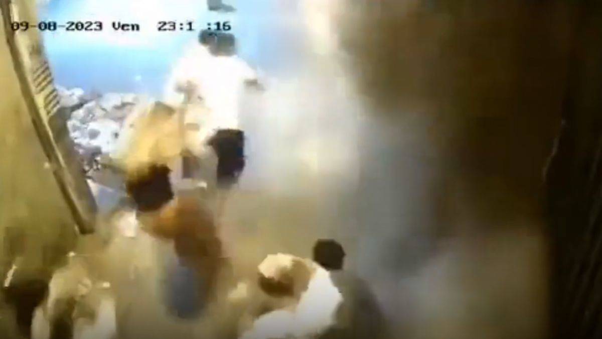 Deprem anı görüntüleri; bina üzerlerine yıkıldı!