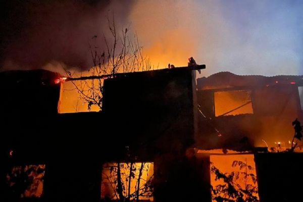 Düzce'de ahşap ürünleri imal eden atölye alev alev yandı