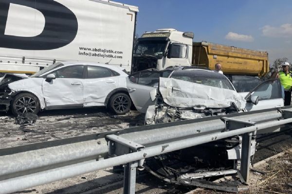 Edirne'de 12 araç birbirine girdi: 2 ölü 35 yaralı