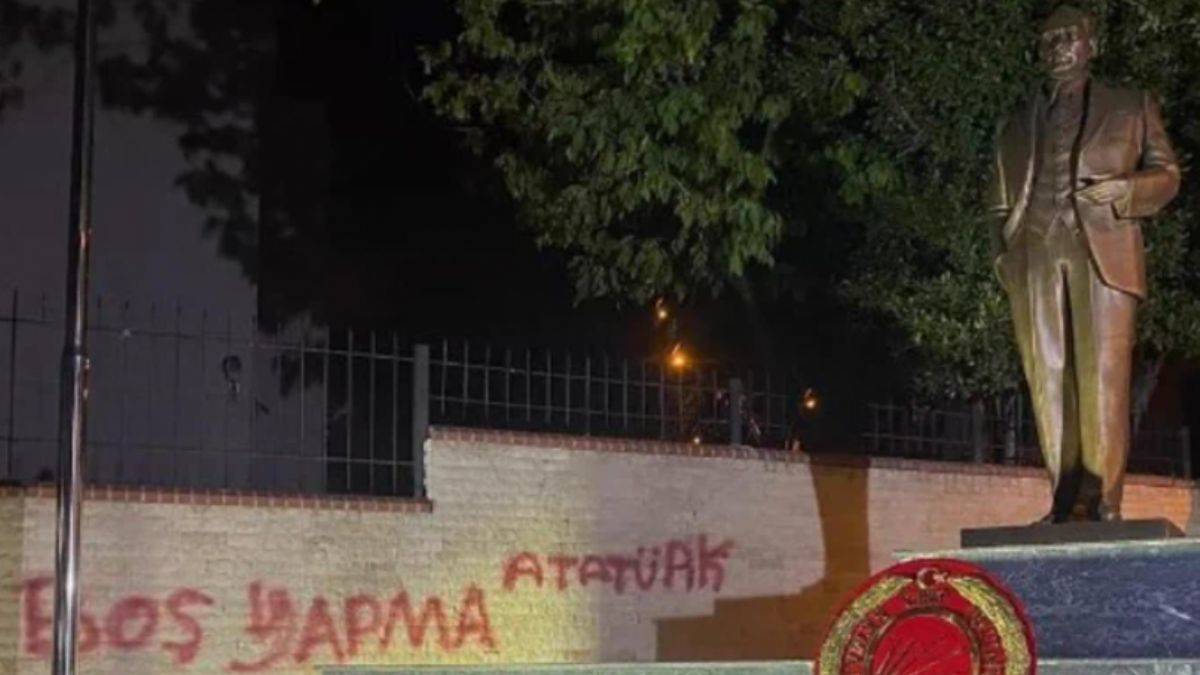 İzmir'de Atatürk heykeline saldıran zanlı tutuklandı