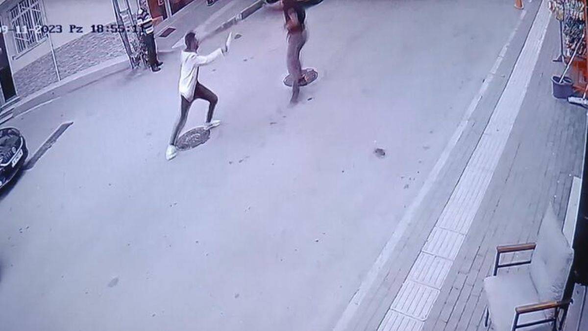 Yolda yürürken tartıştığı kişi tarafından bıçaklandı